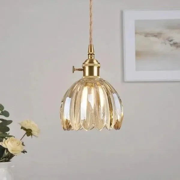 Elegant pendellampe i glas i blomsterform - stemningslys