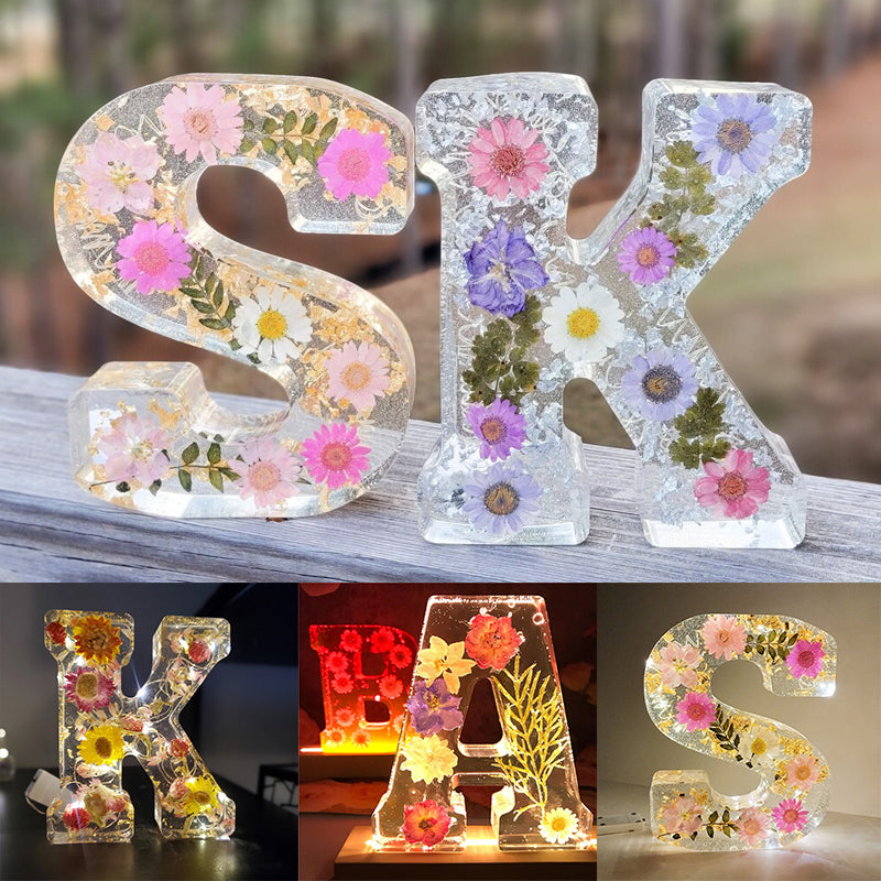 LumiFlair Natlampe med Blomsterbogstav | Personligt lys i resin med blødt LED-lys