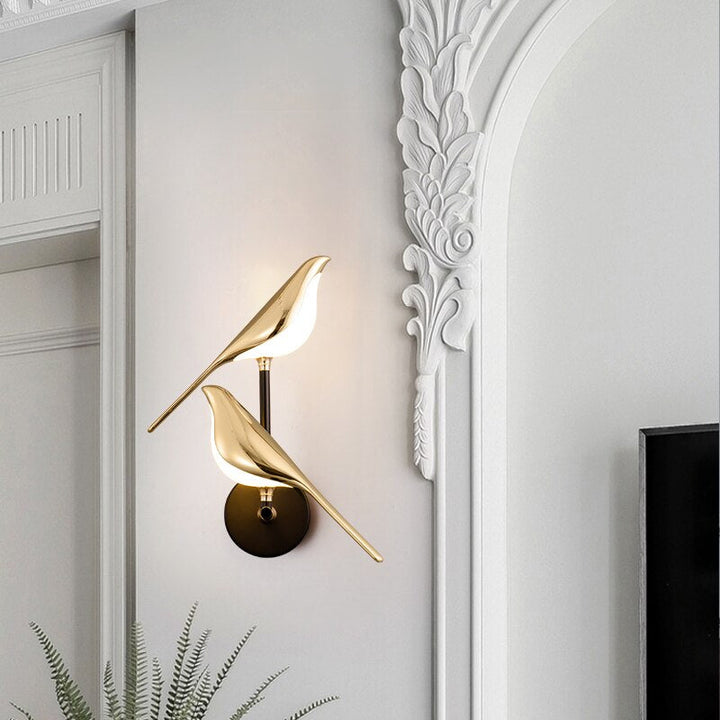 Moderne væglampe med fugle – AviaryGlow