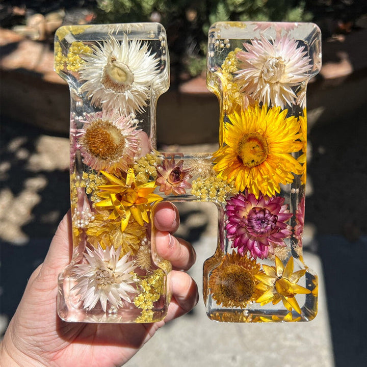LumiFlair Natlampe med Blomsterbogstav | Personligt lys i resin med blødt LED-lys