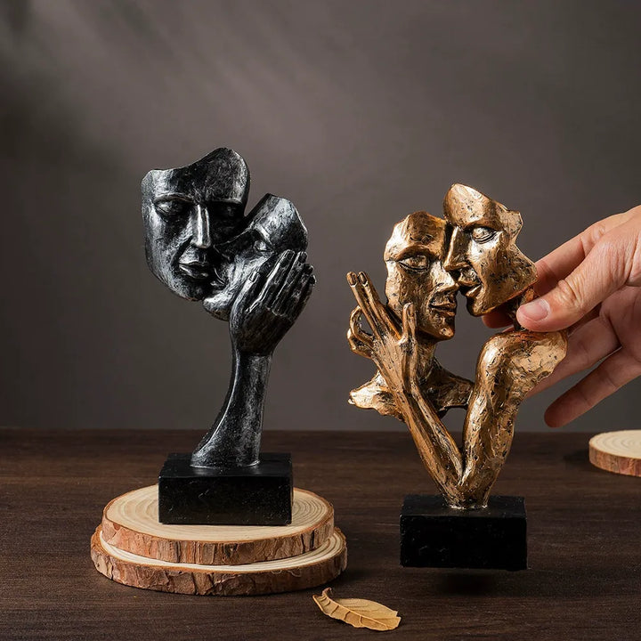 Abstrakt kunstskulptur – moderne parstatue til udstilling i hjemmet