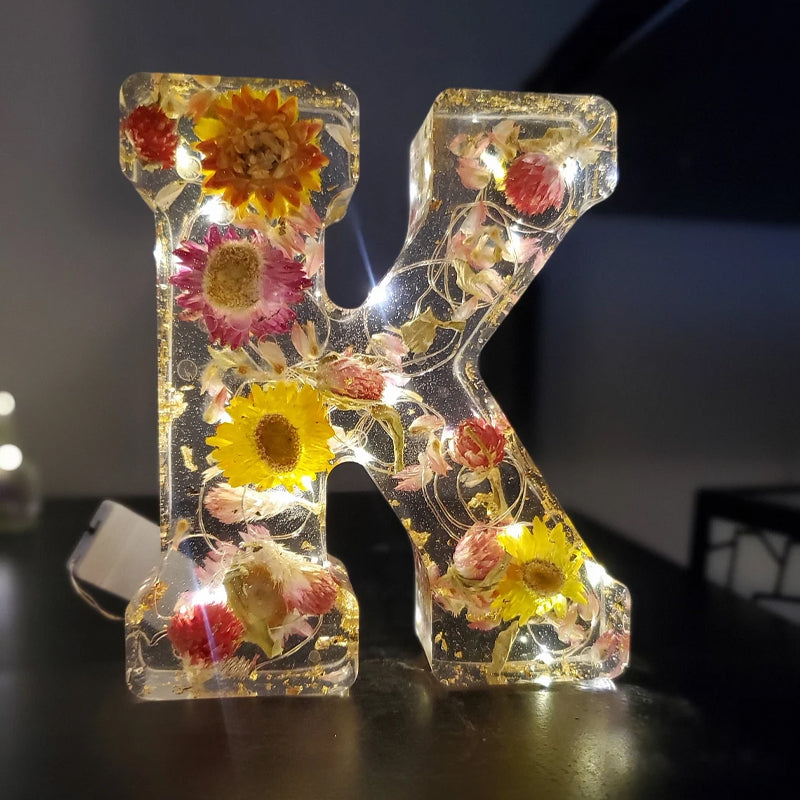 LumiFlair Natlampe med Blomsterbogstav | Personligt lys i resin med blødt LED-lys