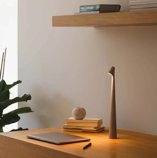 Genopladelig LED-bordlampe | Polycarbonat | 2700 K varm hvid | 3 lysstyrketrin