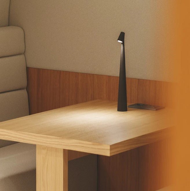 Genopladelig LED-bordlampe | Polycarbonat | 2700 K varm hvid | 3 lysstyrketrin