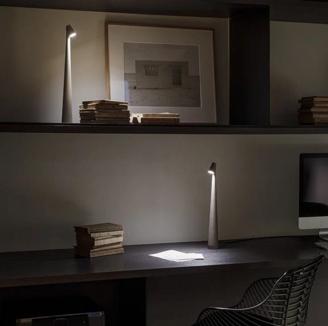 Genopladelig LED-bordlampe | Polycarbonat | 2700 K varm hvid | 3 lysstyrketrin