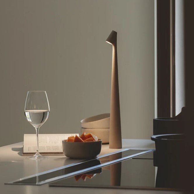 Genopladelig LED-bordlampe | Polycarbonat | 2700 K varm hvid | 3 lysstyrketrin