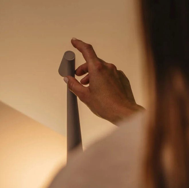 Genopladelig LED-bordlampe | Polycarbonat | 2700 K varm hvid | 3 lysstyrketrin