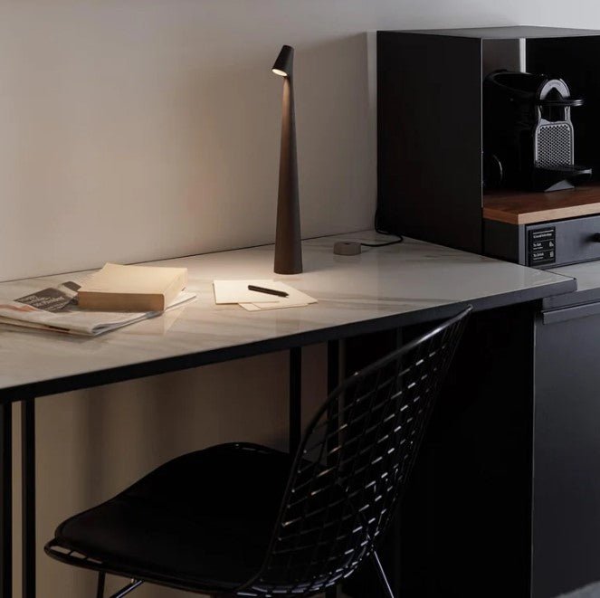Genopladelig LED-bordlampe | Polycarbonat | 2700 K varm hvid | 3 lysstyrketrin