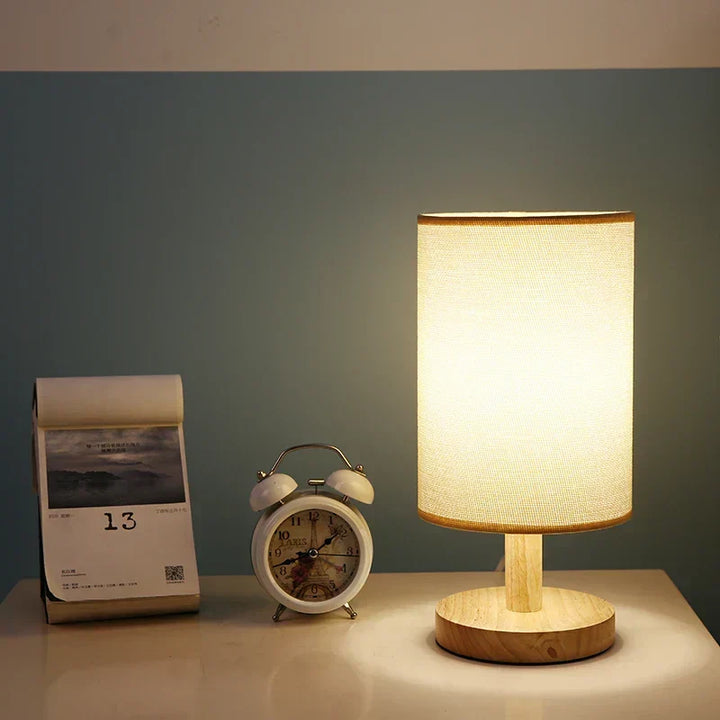 Moderne Trælampe til Natbord | Dæmpbar & Fjernbetjening
