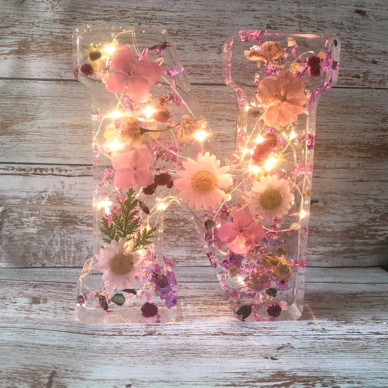 LumiFlair Natlampe med Blomsterbogstav | Personligt lys i resin med blødt LED-lys