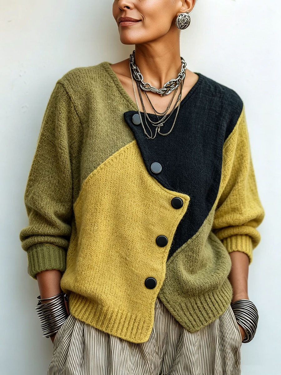 Strikpullover til kvinder med asymmetriske knapper i colour block-look
