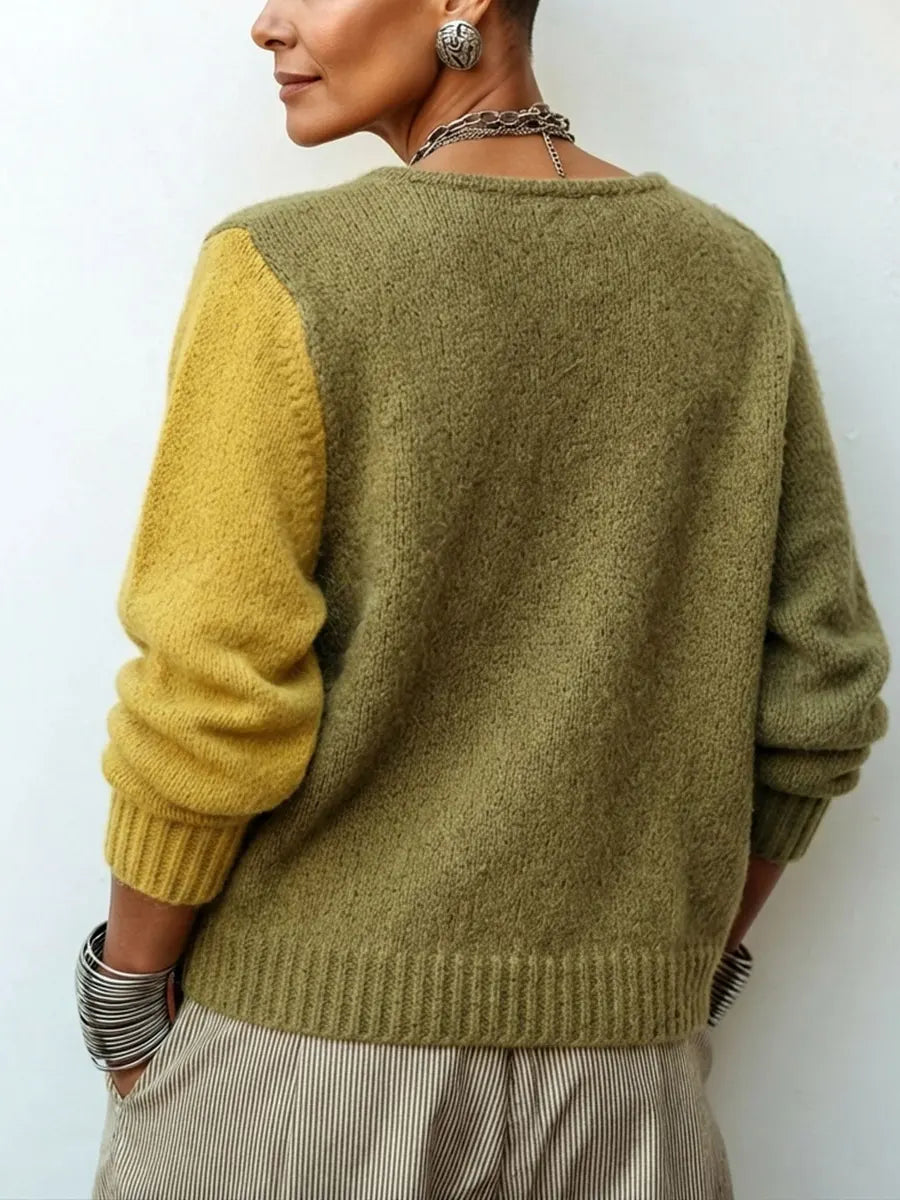 Strikpullover til kvinder med asymmetriske knapper i colour block-look
