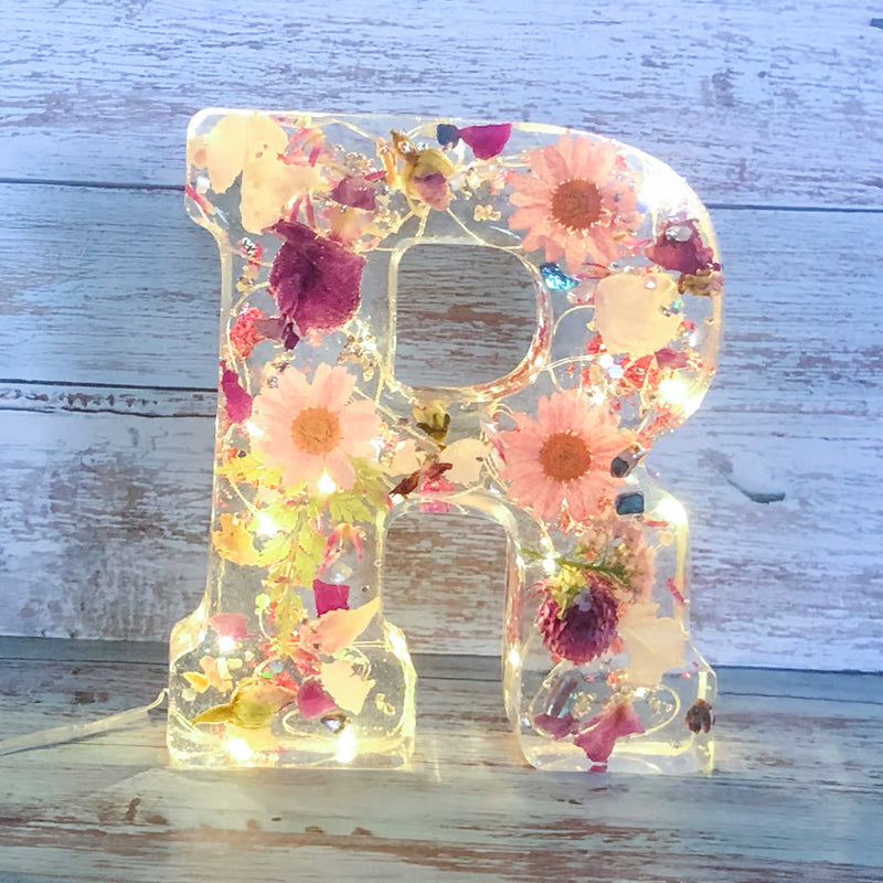 LumiFlair Natlampe med Blomsterbogstav | Personligt lys i resin med blødt LED-lys