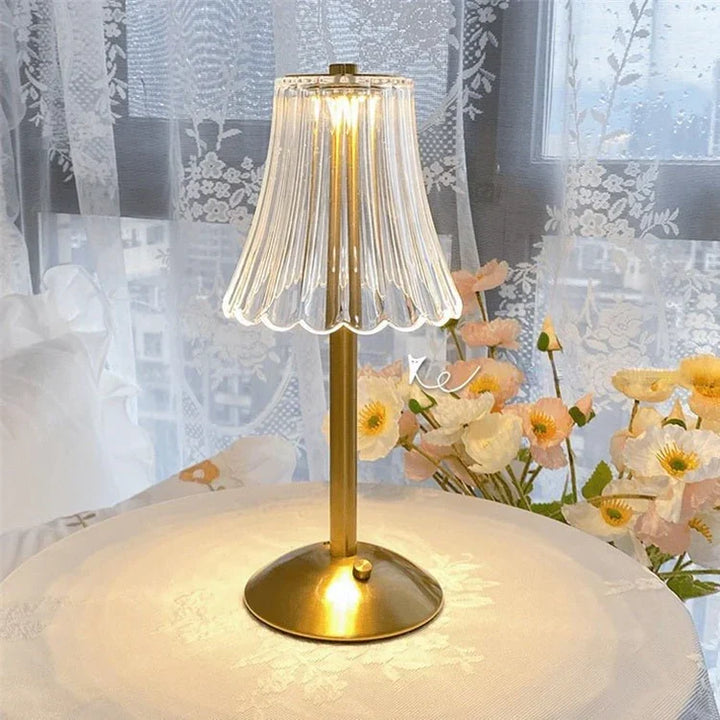 Elegant LED-bordlampe med lampeskærm i krystal og guldfinish – touch-tænding