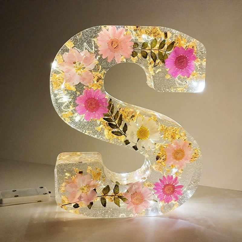 LumiFlair Natlampe med Blomsterbogstav | Personligt lys i resin med blødt LED-lys