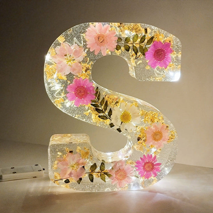 LumiFlair Natlampe med Blomsterbogstav | Personligt lys i resin med blødt LED-lys