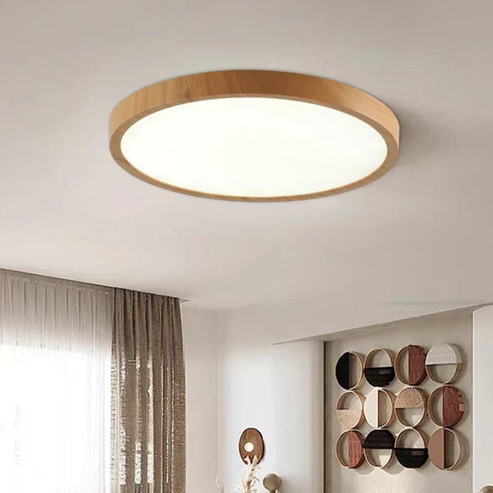 Ultratynd rund loftlampe i valnøddetræ til elegante, moderne rum