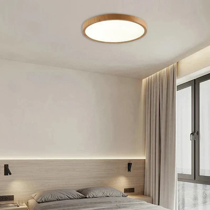 Ultratynd rund loftlampe i valnøddetræ til elegante, moderne rum
