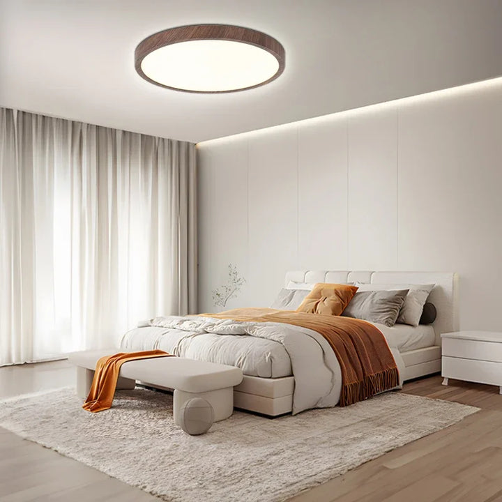 Ultratynd rund loftlampe i valnøddetræ til elegante, moderne rum