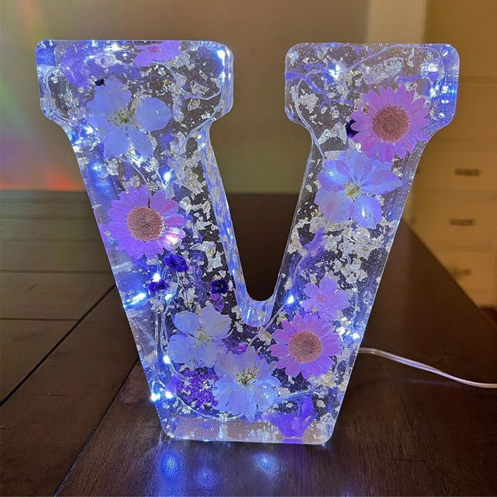 LumiFlair Natlampe med Blomsterbogstav | Personligt lys i resin med blødt LED-lys